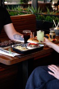 comiendo en un restaurante con seguro de responsabilidad civil de productos hostelería
