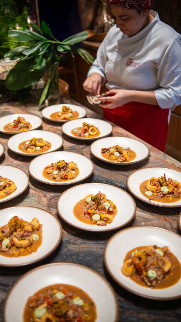 Camarera preparando cena con seguro para negocio de catering y así evitar problemas